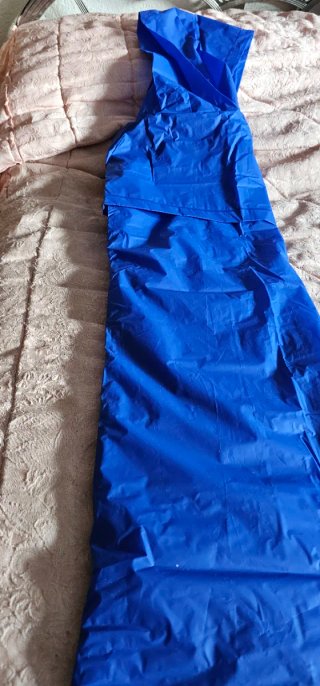 Chubasquero azul con capucha