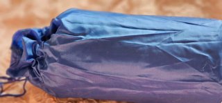 Chubasquero azul con capucha