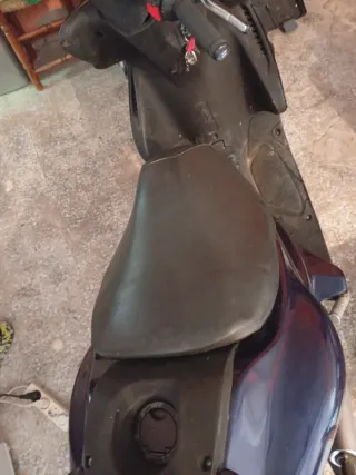 Moto Scooter Negra y Azul Yamaha aerox