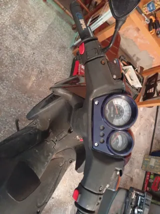 Moto Scooter Negra y Azul Yamaha aerox