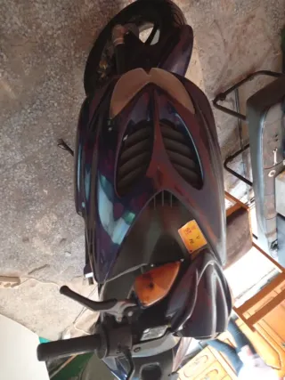 Moto Scooter Negra y Azul Yamaha aerox