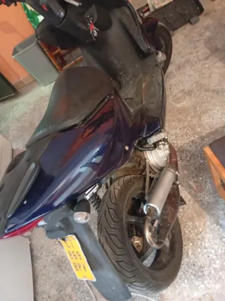 Moto Scooter Negra y Azul Yamaha aerox