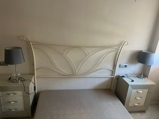 Dormitorio completo: mesita y lámpara