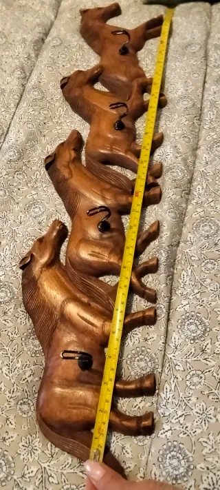 Perchas de pared de caballos de madera