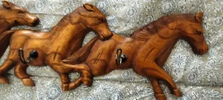 Perchas de pared de caballos de madera
