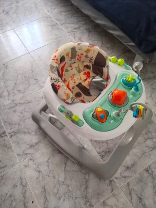 Andador bebé con juguetes
