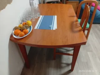 Mesa de madera con 2 sillas y estante