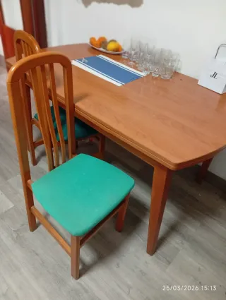 Mesa de madera con 2 sillas y estante