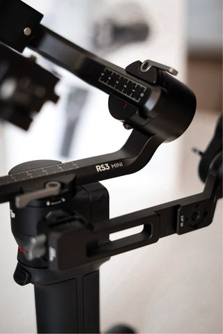 Estabilizador DJI RS3 MINI + Mango SmallRig