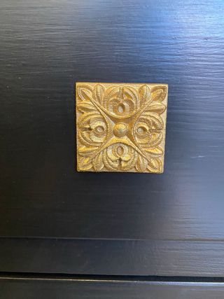 Cajonera vintage negra y dorada