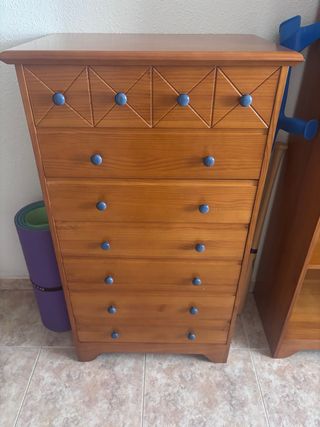 Cómoda de madera de pino con tiradores azules