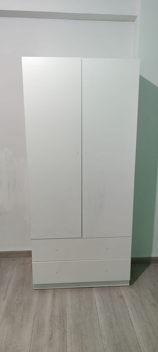 Armario blanco de madera