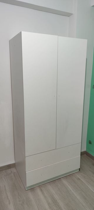 Armario blanco de madera