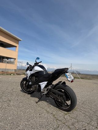Kawasaki Z800 Naked Blanca y Negra