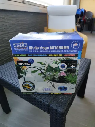 Estantería para bonsai con riego incorporado.