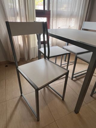 Mesa y 4 Sillas Comedor