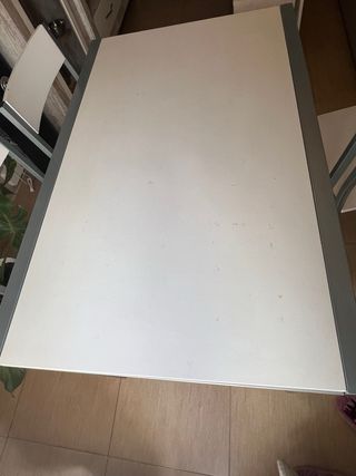 Mesa y 4 Sillas Comedor