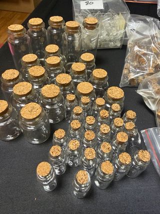 Confezione di piccole bottigliette di vetro con tappo in sughero