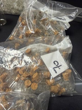 Confezione di piccole bottigliette di vetro con tappo in sughero