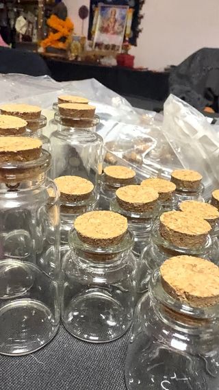 Confezione di piccole bottigliette di vetro con tappo in sughero