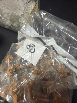 Confezione di piccole bottigliette di vetro con tappo in sughero