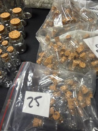 Confezione di piccole bottigliette di vetro con tappo in sughero