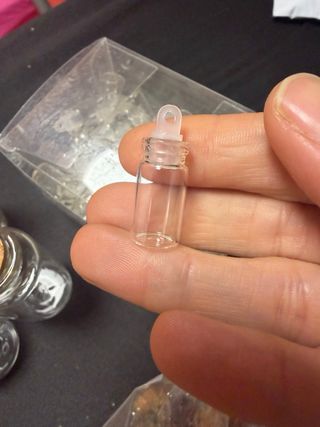 Confezione di piccole bottigliette di vetro con tappo in sughero