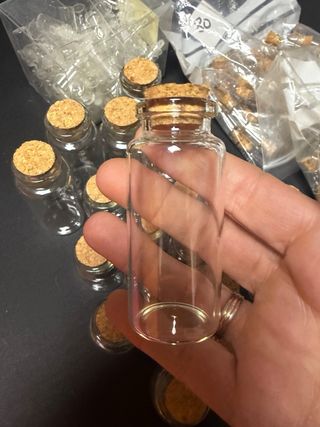 Confezione di piccole bottigliette di vetro con tappo in sughero