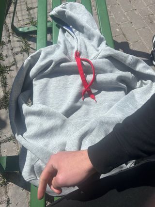 Sudadera gris con cordones rojos