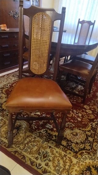 Mesa de comedor y 6 sillas de madera