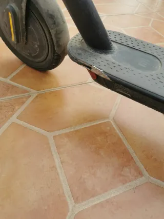 Patinete Eléctrico Negro con Puños Azules