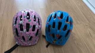 Casco bici infantil azul cohetes