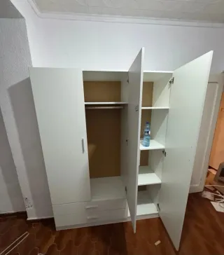 Armario blanco con cajones