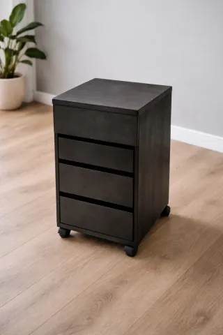 Cómoda negra con ruedas