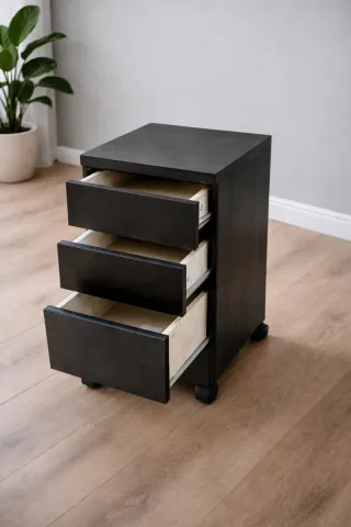 Cómoda negra con ruedas