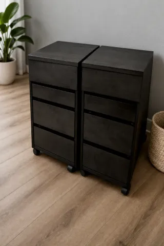 Cómoda negra con ruedas