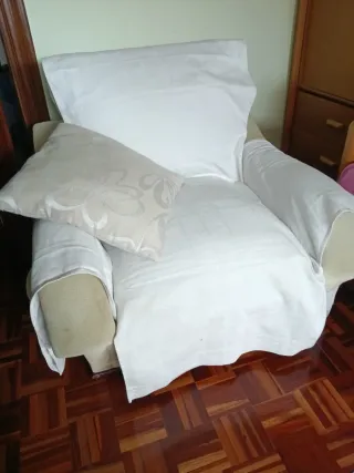 Sillón de tela beige y blanco