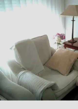 Sillón de tela beige y blanco