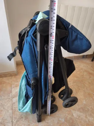 Carrito de bebé azul