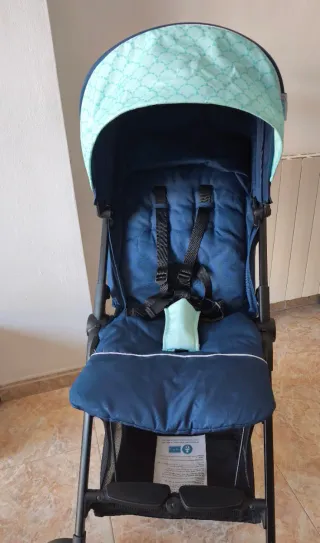 Carrito de bebé azul