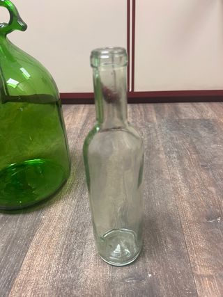 Botella de vidrio transparente sin tapa