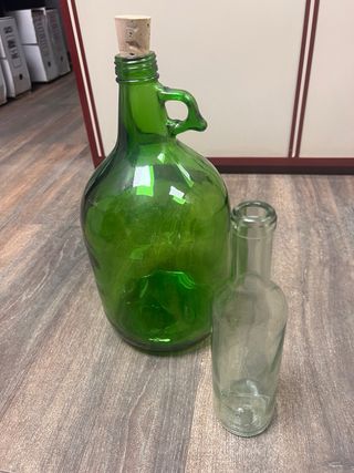 Botella de vidrio transparente sin tapa