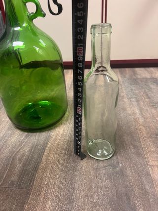 Botella de vidrio transparente sin tapa