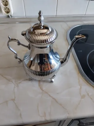 Tetera de metal plateada