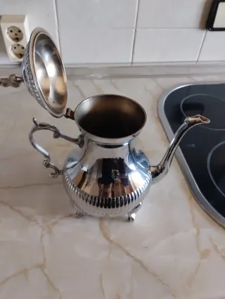 Tetera de metal plateada