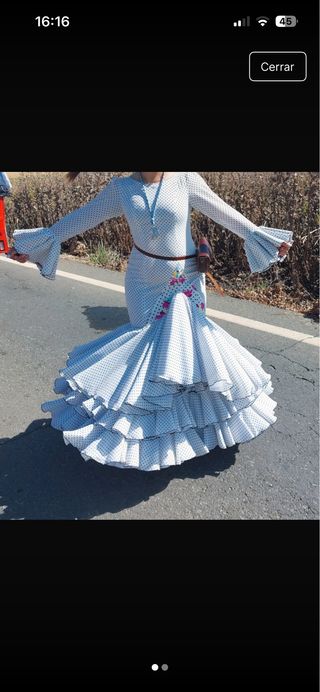 Traje de flamenca blanco y negro lunares