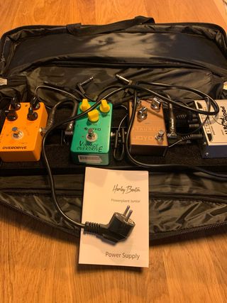 Pedales de guitarra y fuente de alimentación