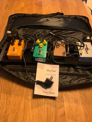 Pedales de guitarra y fuente de alimentación