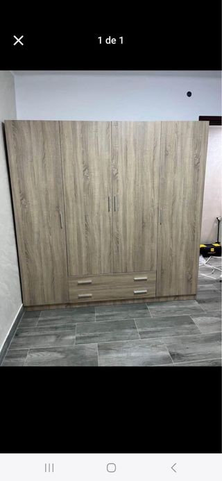 Armario de madera beige y marrón