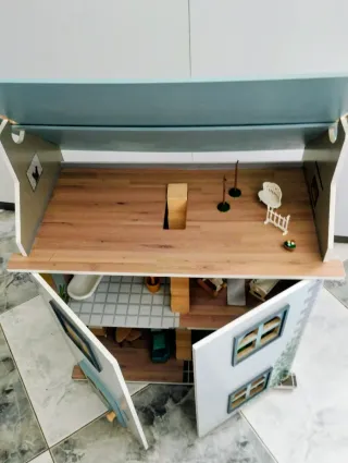 Casa de muñecas de madera